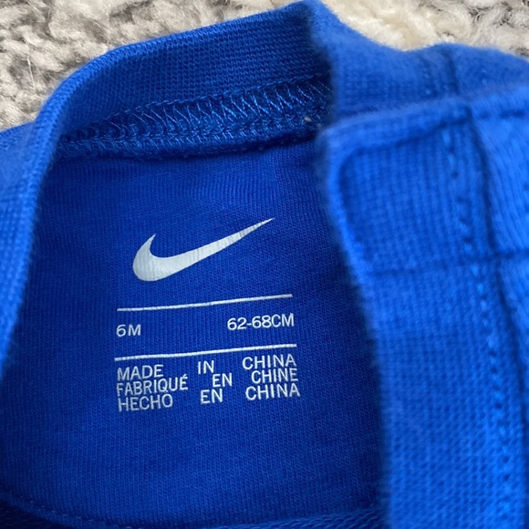 Nike - Picture 3 of 4